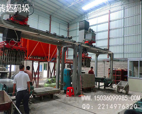 2臺全自動(dòng)液壓制磚機(jī)工作現(xiàn)場